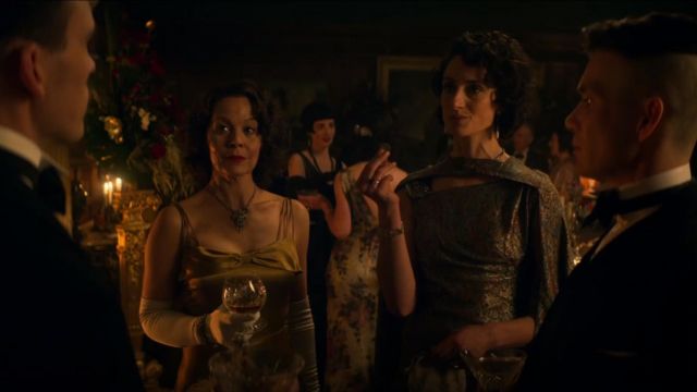 The satin dress of Polly Gray (Helen McCrory) in Peaky Blinders (S05E04)
