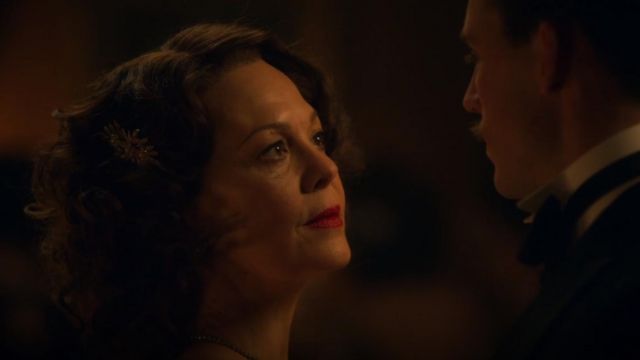 The barrette vintage Polly Gray (Helen McCrory) in Peaky Blinders (S05E04)