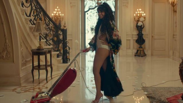Les escarpins roses de Camila Cabello dans son clip Liar