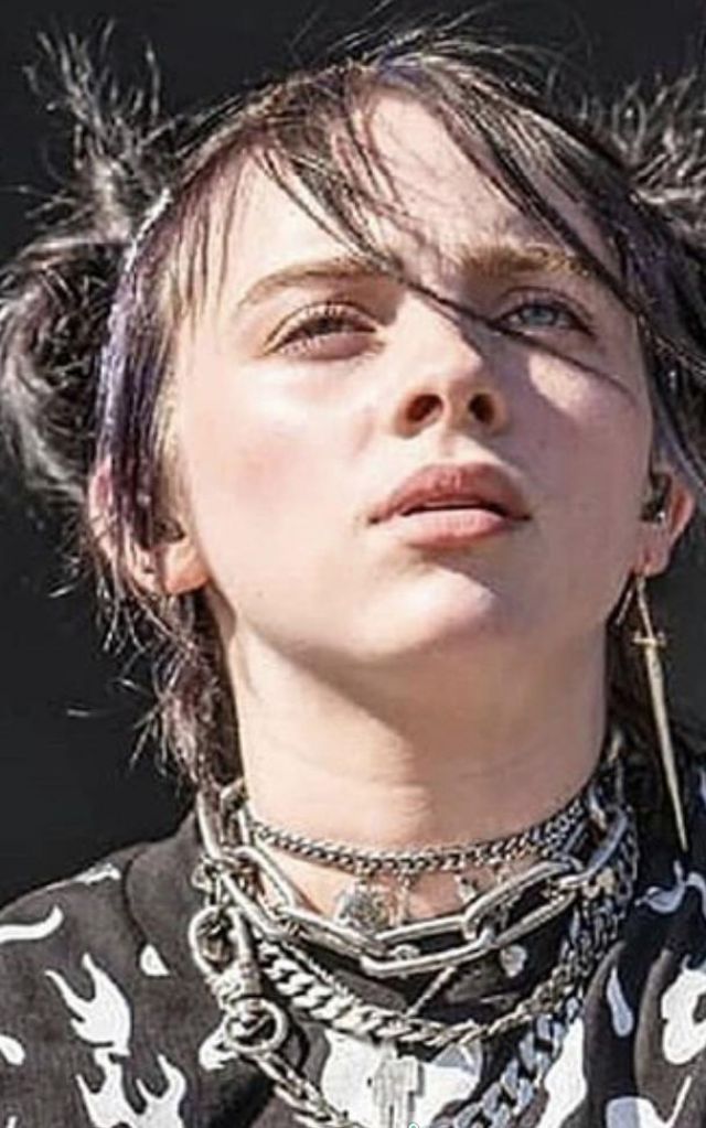 The necklace chain Gangsta by Heart of Bone of Billie Eilish on a photo to Instagram