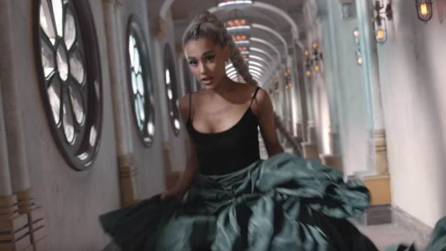 The gown of Ariana Grande in her video clip No Tears Left To Cry