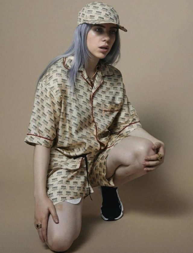 La chemise imprimée Gucci beige portée par Billie Eilish sur la couverture de son limited tour 7” vinyl