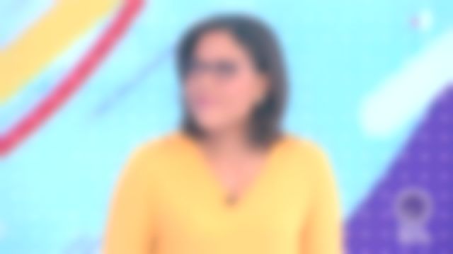 La blouse jaune de Karine Baste-Régis dans Télématin