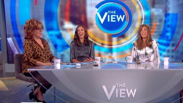 Blusa de seda con estampado animal L'Agence Nina usada por Joy Behar en The View 19 de septiembre de 2019