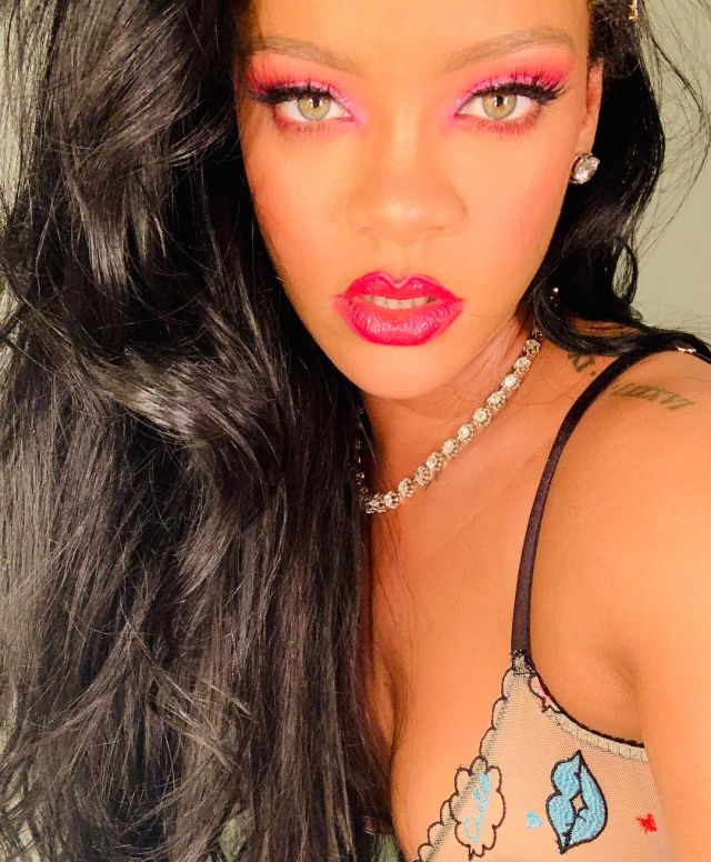 Soutien gorge nude imprimé bouches de Rihanna sur le compte Instagram de @badgalriri