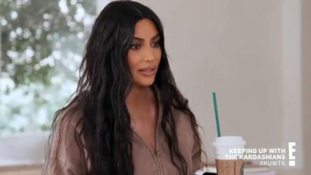 Yeezy Brown Natural trench con capucha con cremallera usada por Kim Kardashian en Keeping Up with the Kardashians Temporada 17 Episodio 3