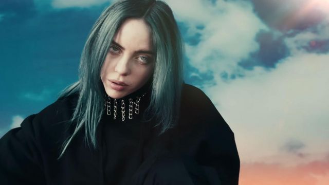 The sweatshirt with the collar chains worn by Billie Eilish in her video clip Bad guy