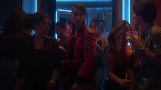 Red studded sleeve jacket worn by Rebecca (Claudia Salas) in Elite (S02E04)