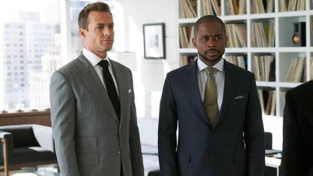 Corbata amarilla estampada usada por Alex Williams (Dule Hill) en Suits Temporada 8 Épisode 1