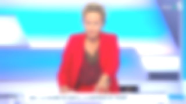La veste de tailleur rouge col cranté avec inserts de satin de Caroline Roux dans C dans l'air le 23.09.2019