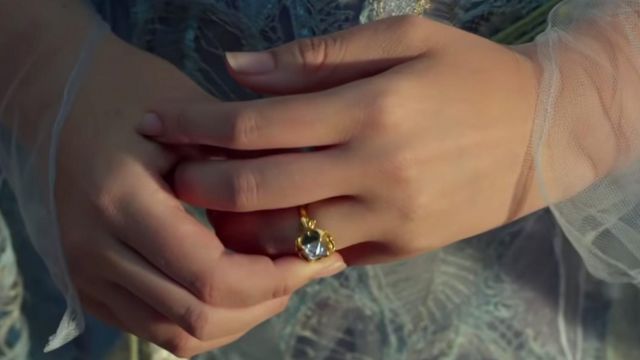 Anillo de compromiso de oro usado por la princesa Aurora (Elle Fanning) como se ve en Maléfica: Señora del Mal
