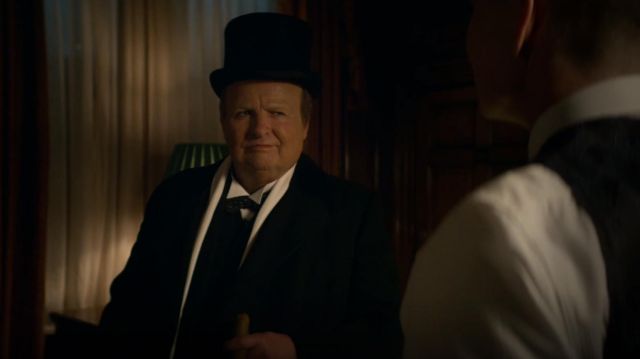 L’écharpe blanche de Winston Churchill (Andy Nyman) dans Peaky Blinders Saison 5 Episode 6