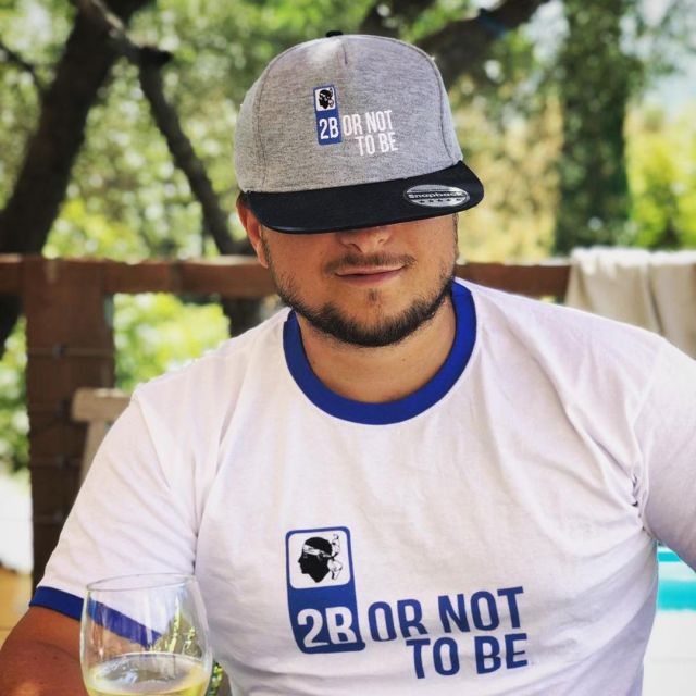 The t-shirt 2b or not to be worn by McFly on his account Instagram @levraimcfly 