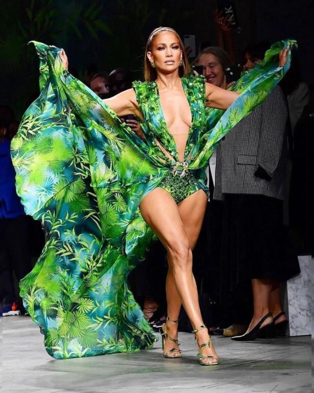 Green dress neckline tropical print worn by Jennifer Lopez on the account Instagram of @jlo