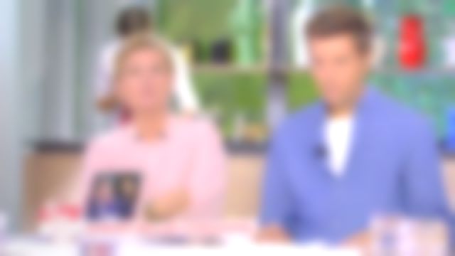 La camisa de seda rosa Claudie Pierlot de Anne-Élisabeth Lemoine en C à vous el 25.09.2019