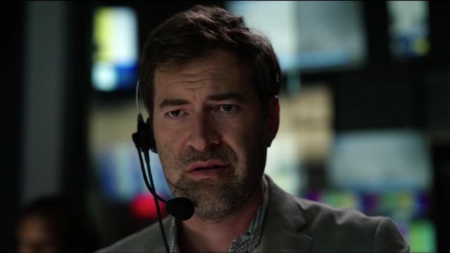 Broadcast microphone headset used by Chip Black (Mark Duplass) in The Morning Show (S01)