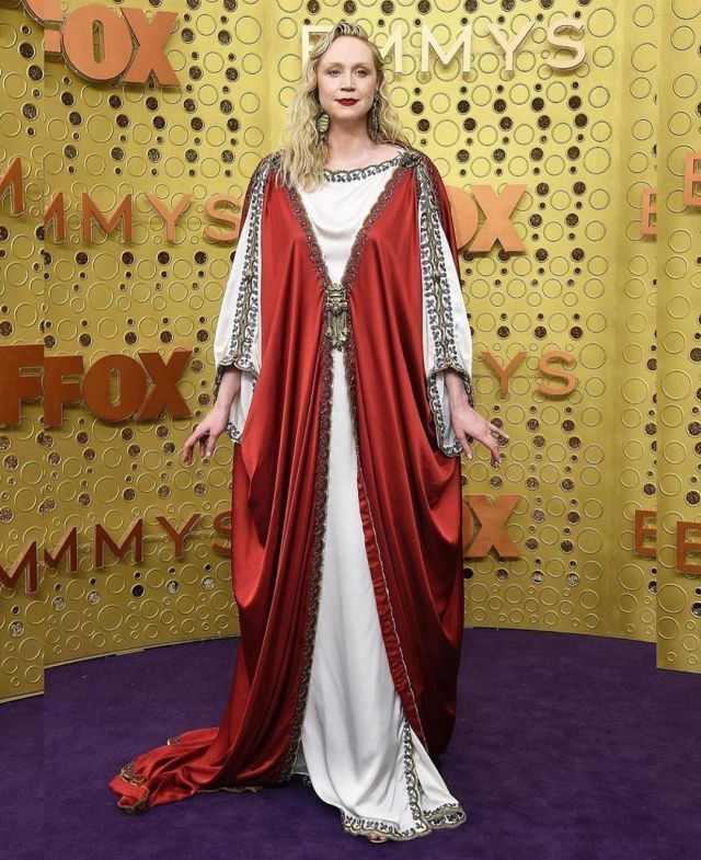 Robe drapée blanche et rouge inspiration romaine portée par Gwendoline Christie lors des 71ème emmy awards