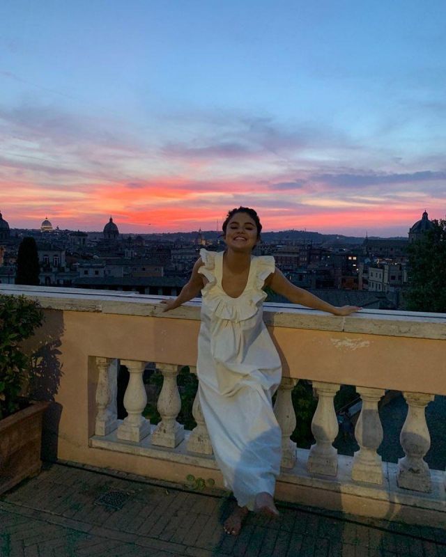 Les TROIS GRÂCES de LONDRES géraldine en mélange de coton robe maxi porté par Selena Gomez sur Instagram account @selenagomez