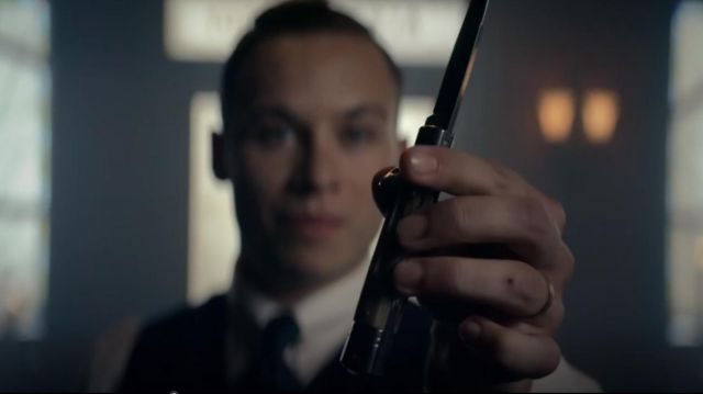 The knife Michael Gray (Finn Cole) in Peaky Blinders (S05E06)