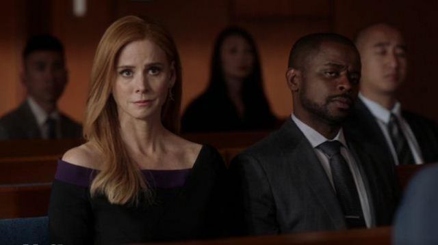 Roland mouret black and purple color blocked sheath dress worn by Donna Paulsen (Sarah Rafferty) in Suits Season 09 Episode 10