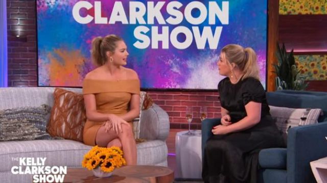 Manning cartell billet d'or cloqué hors-la-épaule robe portée par Kate Upton sur Le Kelly Clarkson Montrer le 26 septembre 2019