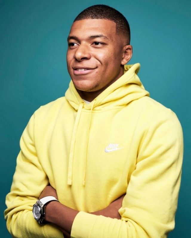 The sweatshirt hoodie yellow Nike Kylian Mbappé on his account Instagram @k. mbappe