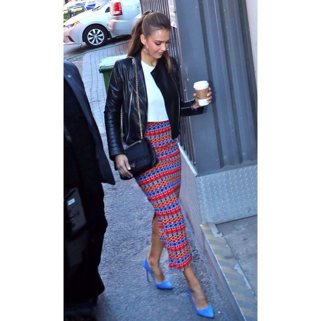 Les escarpins bleus portés par Jessica Alba sur le compte Instagram de @jessalbastyle
