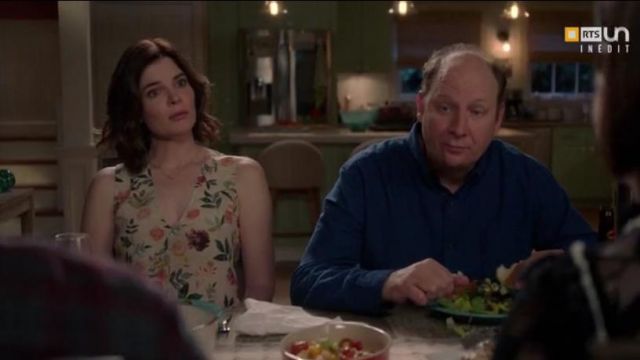 Teoría Bringham top floral sin mangas usado por Betsy Brandt en Life in Pieces Temporada 3 Episodio 17