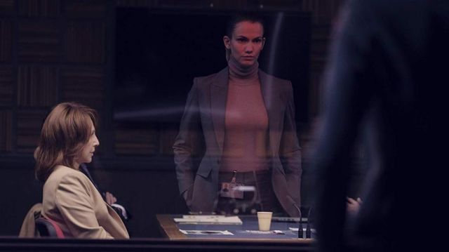 Le sweatshirt col roulé de Audrey Larsen (Margot Bancilhon) dans Criminal: France (S01E02)