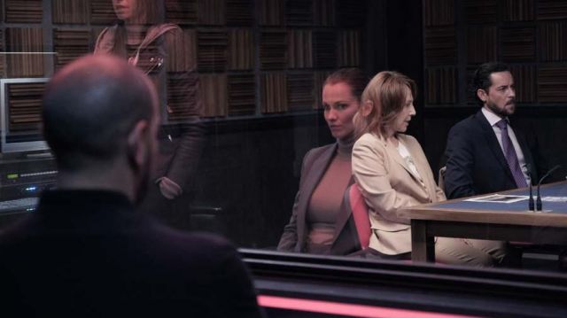 Le blazer beige de Caroline Solal (Nathalie Baye) dans Criminal: France (S01E02)