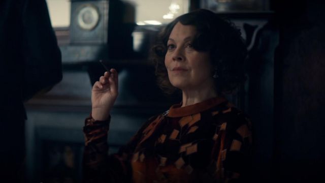 The blouse with geometric pattern of Polly Gray (Helen McCrory) in Peaky Blinders (S05E06)