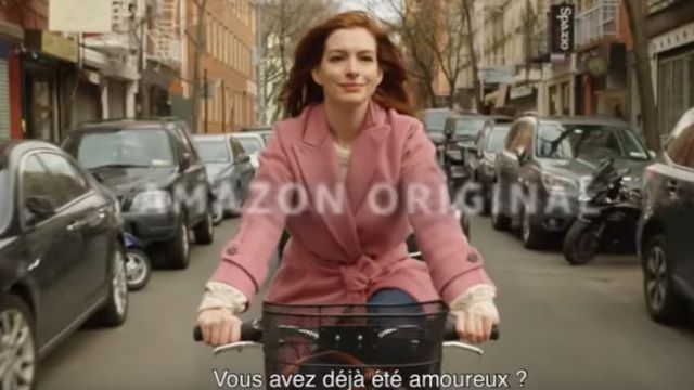 The coat bathrobe rose of Lexi (Anne Hathaway) in Modern Love (S01)