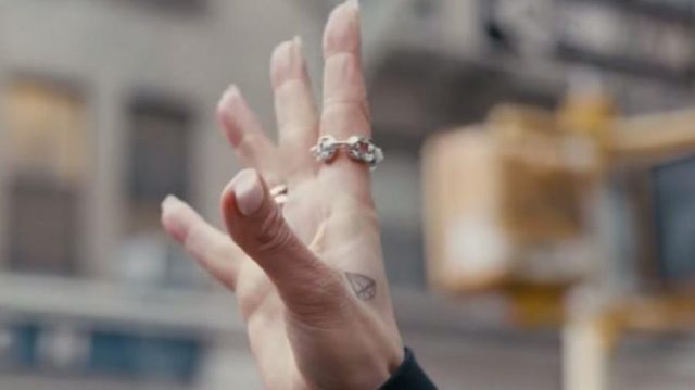 The ring in the chain of Ramona (Jennifer Lopez) in Queens