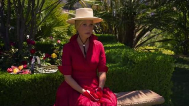 Carolina Herrera rouge à volants en taffetas robe chemise portée par Georgina Hobart (Gwyneth Paltrow) dans La politique de la Saison 1 Épisode 1