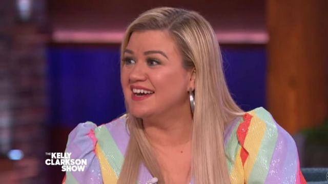 Vestido de rayas pastel de Olivia Rubin usado por Kelly Clarkson en The Kelly Clarkson Show 1 de octubre de 2019