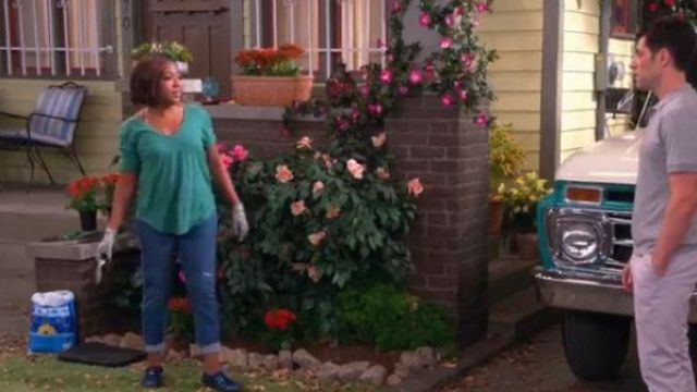 Digz girls' nitrile coated garden gloves worn by Tina (Tichina Arnold) in The Neighborhood Season 02 Episode 02