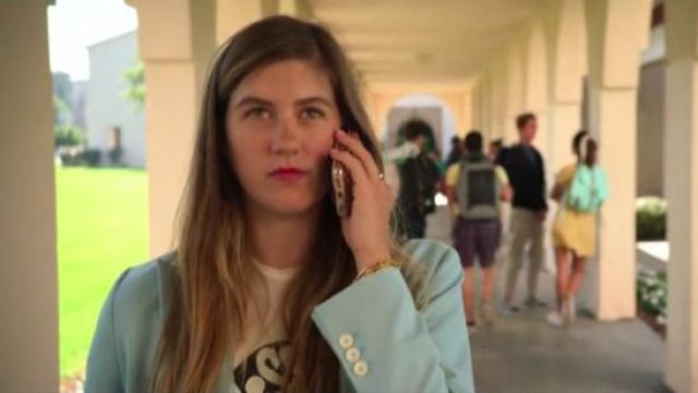 Traje azul claro de Zara de doble pecho usado por McAfee (Laura Dreyfuss) en The Politician S1E3