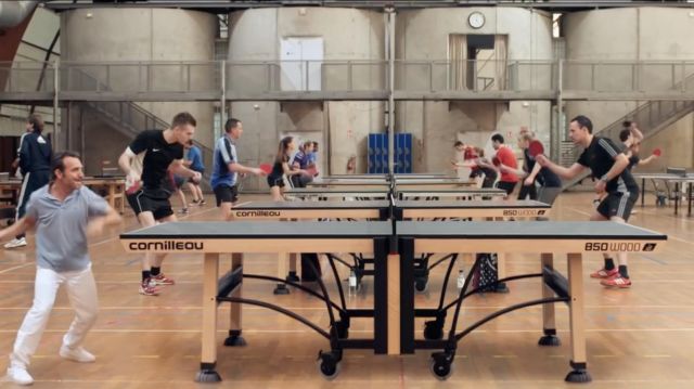 Table de ping pong Cornilleau 850 wood de Alexandre (Jean Dujardin) dans Un homme à la hauteur