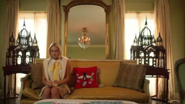 Gucci red velvet cushion with bee embroidery used by Alice (Julia Schlaepfer) in The Politician S1E3