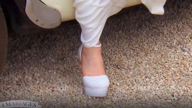 Les chaussures à perles de couleur blanche argent que porte une candidate dans l'émission 4 mariages pour 1 lune de miel du 27/09/2019