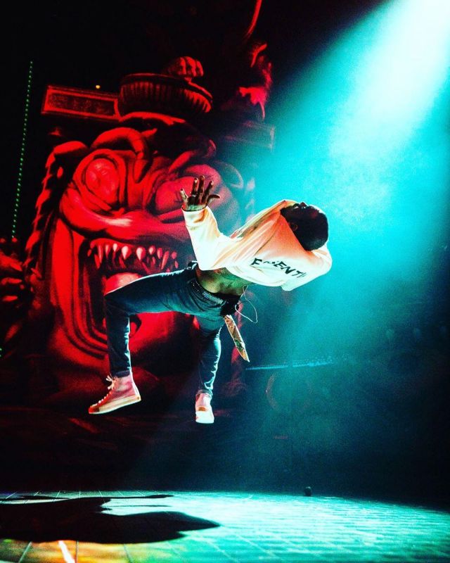 Les Sneakers Converse Chuck Taylor All-Star 70 à paillettes de Chris Brown sur le compte Instagram de @chrisbrownofficial