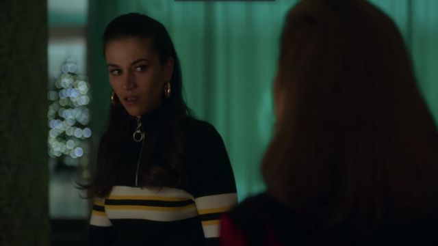 Le pull noir rayé blanc et jaune porté par Rebeca (Claudia Salas) dans Élite Saison 2 Episode 8