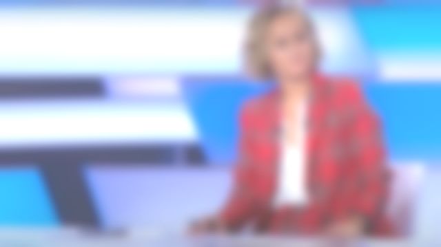 Los pantalones de tartán de Caroline Roux en C dans l'air el 02.10.2019