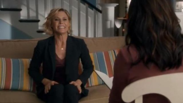 Theory black carissa pinstriped blazer worn by Claire Dunphy (Julie Bowen) in Modern Family Season 11 Episode 2