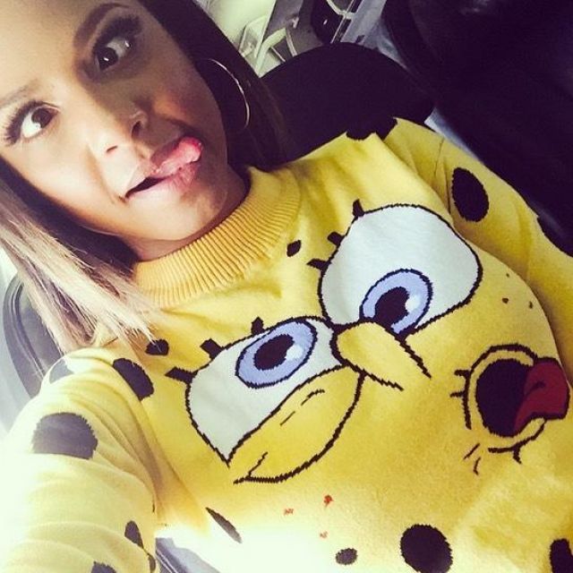 Le pull Bob L’Eponge Spongebob porté par Christina Milian  sur le compte Instagram de @christinamilianfan 