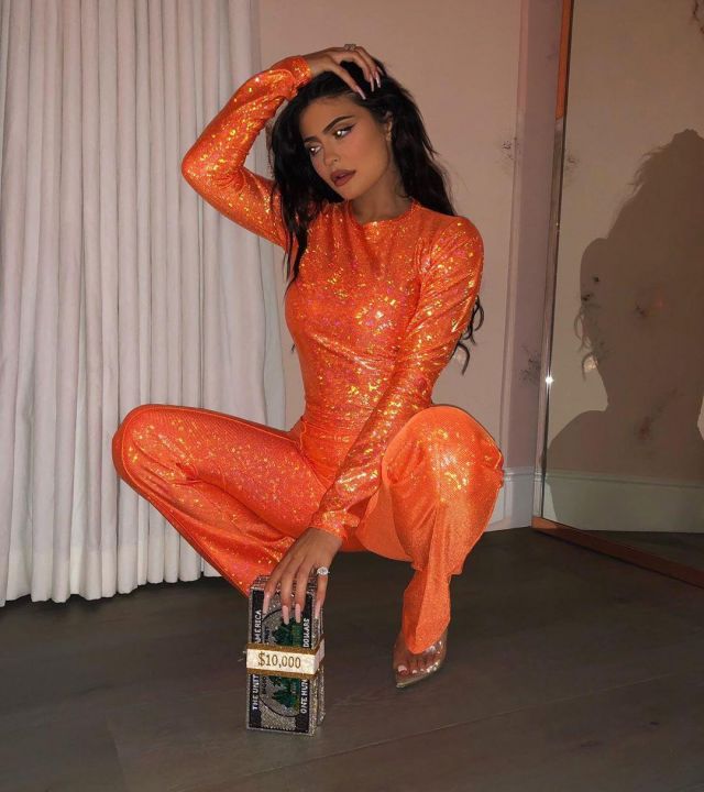 Pants orange sequin Kylie Jenner on the account Instagram of @kyliejenner