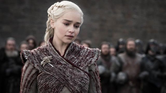 La broche dragon tricéphale de Daenerys Targaryen (Emilia Clarke) dans Game of Thrones (S08E04)