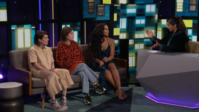 Lazy oaf happy sad camisa con cremallera recortada usada por Sara Quin en A Little Late with Lilly Singh 4 de octubre de 2019