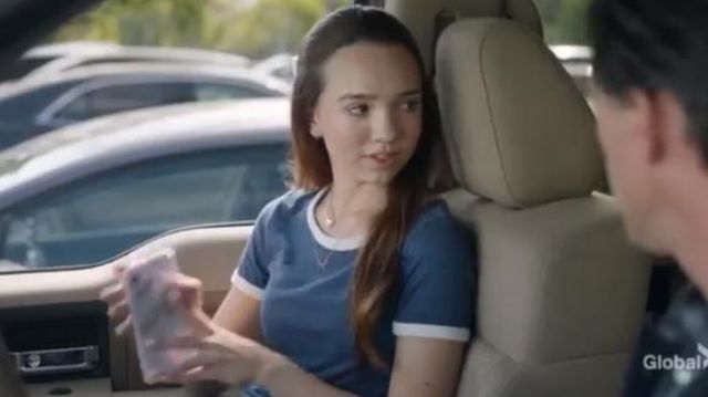 Camiseta corta azul de H&M usada por Grace Felton (Jay Ruby) en The Unicorn Temporada 1 Episodio 2