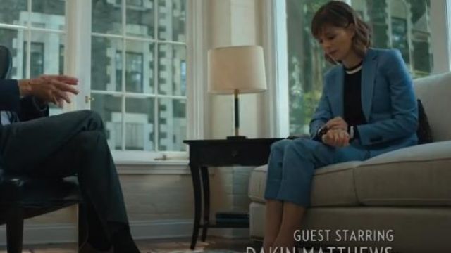 Teoría blazer esencial azul claro usado por la Dra. Kristen Bouchard (Katja Herbers) en Evil Temporada 1 Episodio 2